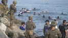 Migrantes intentando cruzar a Espa�a desde Marruecos, el pasado 31 de julio.