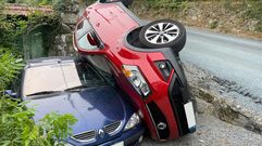 El coche se sali� de la v�a y acab� volcado sobre otro veh�culo estacionado