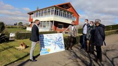 Trenor (a la izquierda) visit� una de las viviendas rehabilitadas en Mazaricos gracias a las ayudas concedidas el a�o pasado.