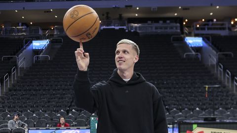 Dani Olmo aprovech el parn navideo para viajar a Estados Unidos y compartir experiencias en la NBA