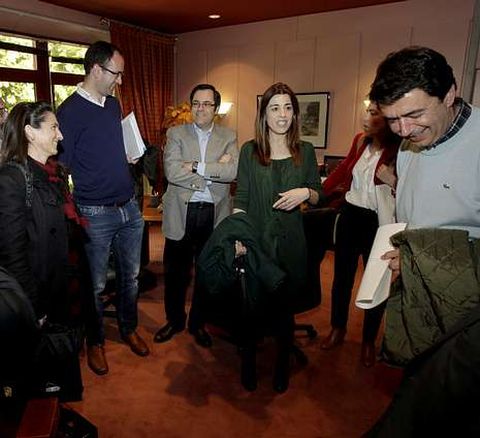 Miembros de la gestora con la directora de Comercio.