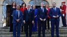 El lehendakari, Iigo Urkullu (2i), tambin presidente de la Comisin del Arco Atlntico, y los presidentes de Cantabria, Miguel ngel Revilla (i); Galicia, Alfonso Rueda (2d) y Asturias, Adrin Barbn; posan junto a las consejeras de presidencia de las respectivas comunidades autnomas, antes de la reunin mantenida este lunes en Vitoria para analizar las estrategias a seguir para impulsar conexiones ferroviarias, elctricas, gassticas y de hidrgeno entre estas comunidades y con Europa