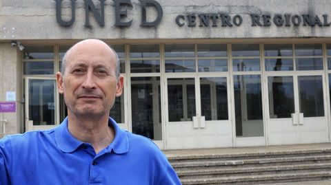 V&iacute;ctor Gonz&aacute;lez, ante el edificio de la UNED en Pontevedra, un centro que dirige desde hace seis a&ntilde;os.