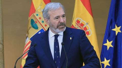 El presidente en funciones de Arag�n, Jorge Azc�n, pronuncia unas palabras durante los actos institucionales por el D�a de Arag�n.