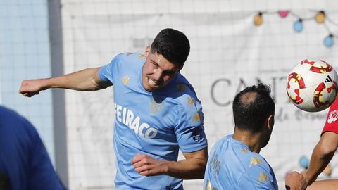 Lorido cabecea el bal�n en un partido del pasado curso contra el Atl�tico Escair�n.