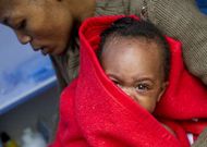 Entre los rescatados ayer en las lanchas hinchables hab�a una ni�a de pocos meses.