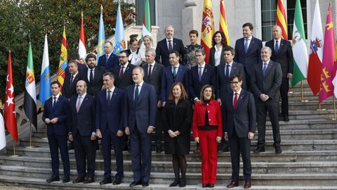 Foto de familia de la Conferencia de Presidentes en Santander, con la presencia de Felipe VI, la presidenta de Cantabria, el ministro de Política Territorial y los presidentes del Congreso y del Senado