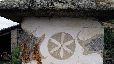 Detalle de la decoraci�n de un h�rreo en la parroquia taboadesa de Cicill�n