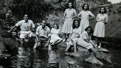 La familia de Jos Mara Calzado, en la presa do Rei junto a la mini ciudad de la antigua fbrica de Xuvia