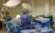 Especialistas del hospital, operando en uno de los cinco quir�fanos del centro situado en Burela.