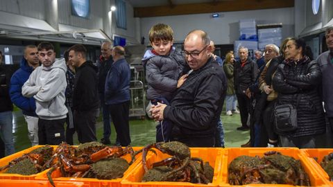 Inicio de la campaa de la centolla en la lonja de Bueu