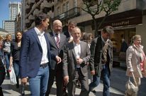 S�nchez, que lleg� casi una hora tarde, fue recibido por cargos locales del partido. 