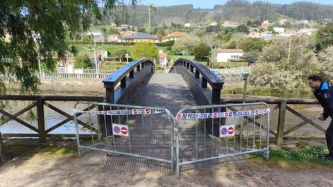 La Polic�a Local ha colocado vallas para impedir el tr�nsito por esta estructura de madera