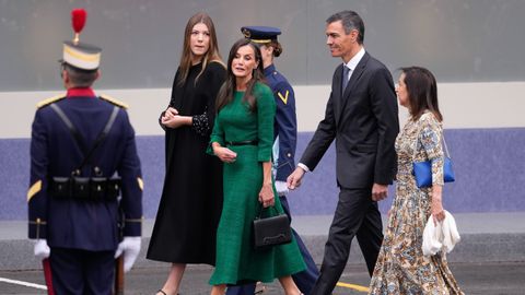 La reina Letizia, la infanta Sofa, el presidente del Gobierno, Pedro Snchez , y la ministra de Defensa, Margarita Robles al inicio del desfile