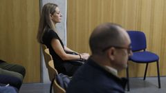 Mar�a Barrea, al fondo, sentada en la misma bancada que el exedil que la acos�, Telmo Ucha, tal y como ha quedado probado, durante el juicio