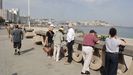 Cruceristas en el paseo mar�timo de A Coru�a viendo los trabajos de limpieza tras la noche de San Xo�n