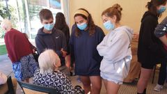 Alumnos de Maristas charlando con los mayores de la residencia a la que acudieron en Laln