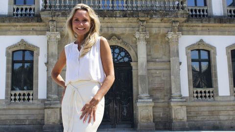 Teresa Fern�ndez-Vald�s, frente a la Casa Consistorial desde donde se leer� el preg�n
