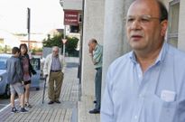 Jos� Pose, en primer t�rmino, y el denunciante, Manuel Lema, aparece detr�s con un bast�n. 