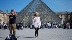 Turistas en el entorno del museo del Louvre, en Par�s