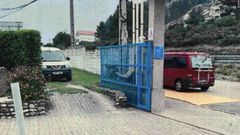 A la derecha, la furgoneta desde la que el guardia civil realiz� los disparos. La fotograf�a la hizo una empleada de la recepci�n