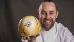 El cocinero Ricardo Sostres posa con sus dos Soles Repsol