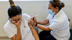Una adolescente se vacuna en Israel