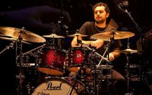 Miguel Lamas vive en Madrid, donde compagina las giras de tres grupos con clases.