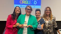 La alcaldesa, Mar�a Sampedro (a la izquierda), y la concejala, Ana Barreiro (a la derecha), junto a las pregoneras del Orgullo LGTBI+ de Ribeira, Ana Lamp�n y Elena Rego 