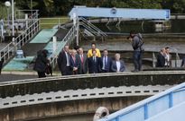 Las autoridades participantes en la visita recorrieron las instalaciones de la depuradora. 