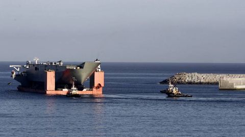 Partida del �Blue Marlin� de la l�mina de agua del puerto exterior