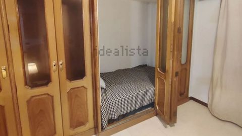 La cama, en el interior del armario.