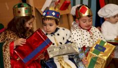 Los Reyes Magos estuvieron muy en su papel, al ser los ni�os m�s mayores del bel�n. 