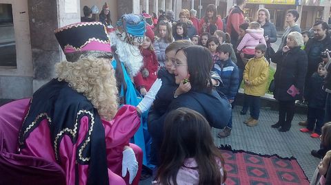 RECEPCI�N DE LOS REYES MAGOS EN LA PLAZA MAYOR DE LLARANES