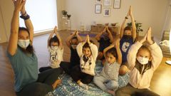 Natalia Cora, en una clase de yoga para ni�os en Om Centro Integral, su negocio en el casco viveirense
