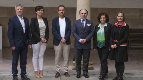  El rector de la Universidad de Oviedo, Ignacio Villaverde (3d), y el consejero de Ordenacin del Territorio, Urbanismo, Vivienda y Derechos Ciudadanos, Ovidio Zapico (3i), posan con el equipo que llevar a cabo los trabajos, durante la firma de un convenio de colaboracin para la recuperacin de la memoria histrica, este lunes, en Oviedo.