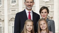 Los reyes felicitan la Navidad con una foto familiar