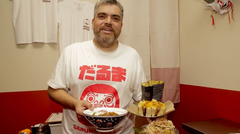 Eloy Contreras, con algunos de los platos de la carta