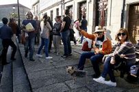 Un hombre con rosas tricolores en la concentraci�n que se celebr� ayer por la tarde en Chantada. 