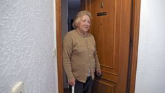 Fina Gonzlez Vigo, de 88, en la puerta de su piso de la plaza de Len, en Santiago