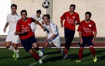Kadete y Ara�jo compiten por el bal�n en el derbi Lemos-Chantada del pasado domingo.