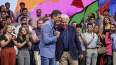 El secretario general del PSOE y presidente del Gobierno, Pedro S�nchez, y el exsecretario general y expresidente del Gobierno, Felipe Gonz�lez, se saludan en el acto celebrado en Sevilla en el mes de octubre.