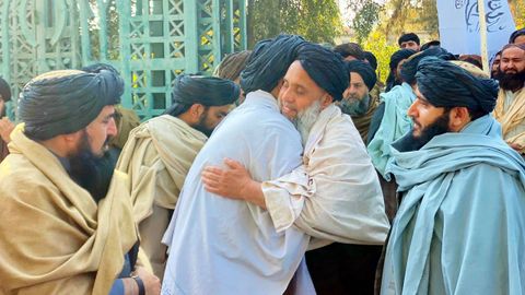 El lder talibn Khan Mohammad, recin liberado, es recibido en la ciudad afgana de Jalalabad.