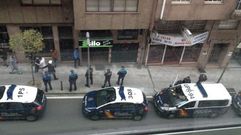 En una imagen de archivo, una actuaci�n conjunta de la Polic�a Nacional y la Polic�a Local de Santiago en el pub Stilo de la calle Fernando III O Santo, que no ha reabierto sus puertas tras el cierre al que le oblig� la pandemia del coronavirus