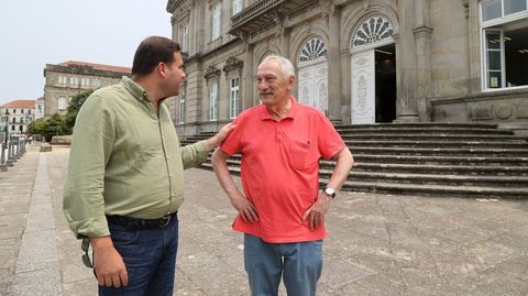 Jorge Cubela y C�sar Mosquera despidi�ndose, ante el pazo de la Diputaci�n, tras el encuentro que les propuso La Voz, en el que ninguno pidi� saber de antemano de qu� hablar�an.