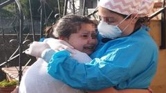 Irene, de 10 a�os, abraza a su madre, Mar�a. La trabajadora del Chuac dej� su casa para evitar el riesgo de contagio a su familia