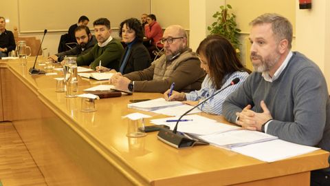 EL PP, YA AL COMPLETO. Tras una prolongada ausencia, la concejala popular Isabel Cotelo se reincorporó el lunes a la corporación municipal (en el centro), junto a sus cinco compañeros.