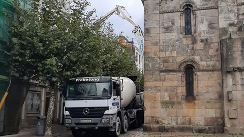 Un camin de obra, junto a la esquina daada de la colegiata