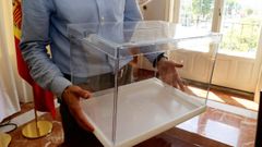 Una urna para depositar votos en las elecciones.