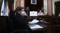 Flora Moure, del PP, con Gonzalo P�rez J�come al fondo, en una reuni�n de la Junta de Gobierno Local